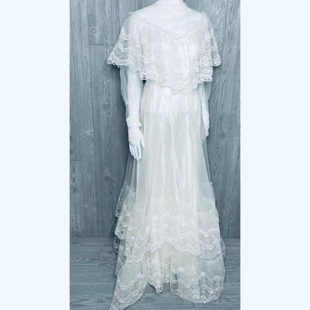Vintage 1950s lace high neck wedding dress cottage core / boho ruffle tiered lac